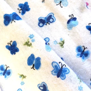 Tela de franela de algodón con estampado de mariposas azules pequeñas 45" por yarda estampado amigable para bebés - Imagen 1 de 3