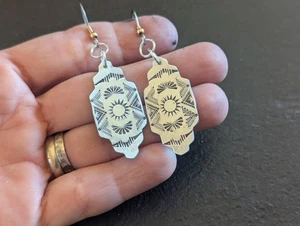 Pendientes aluminio plata con patrón estampado a mano - hechos a mano - peso ligero - Imagen 1 de 6