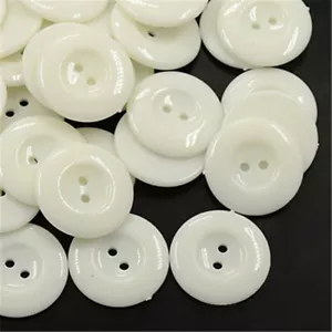 200x weiß gefärbte Acryl Nähen 25 mm 2-Loch Kostüm Design Kunststoff Hemd Knöpfe - Bild 1 von 2
