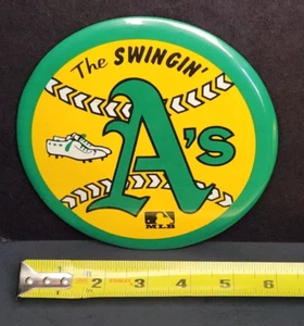 70er Jahre Vintage "The Swingin' A's" 6" Knopf *siehe Beschreibung*Original Besitzer - Bild 1 von 3