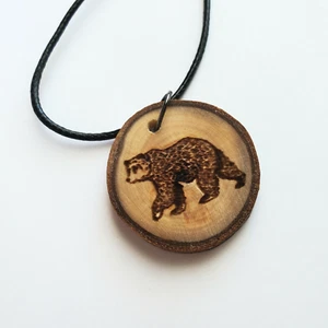 Grizzlybär Holz Anhänger Halskette, Tier Symbol Amulett, Holz gebrannt Design. - Bild 1 von 4