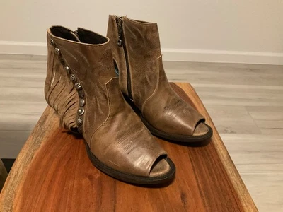 Double D Ranch 靴子,9 1/2 B,全新,流苏,露趾和鞋跟。  — 第 1/4 张图片