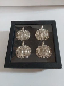 Anillos de servilleta de metal con diamantes de imitación con joyas de color plata de Tahari (juego de 4 - Imagen 1 de 4