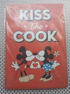 Metal Wall Plaque Mickey & Minnie Mouse Kiss the Cook 21 x 15 cm - Picture 1 of 2