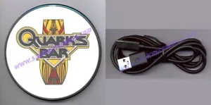CARICABATTERIE TELEFONO wireless Star Trek: Deep Space Nine logo QUARK'S BAR con cavo USB! - Foto 1 di 6
