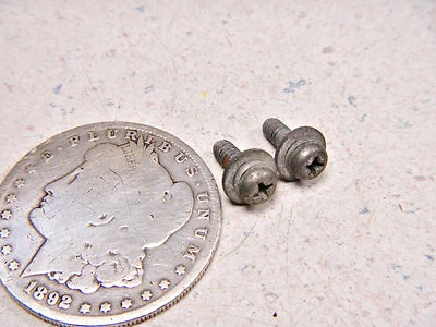 79 SUZUKI DS185 HEADLIGHT LENS & TRIM RING MOUNTING SCREWS - Image 1 of 3