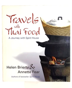 Libro de cocina Viajes con comida tailandesa de Helen Brierty y Annette Fear de bolsillo en muy buena condición - Imagen 1 de 4