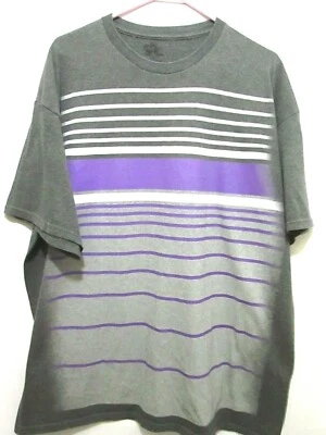 CAMISETA CON GRÁFICO A RAYAS HORIZONTALES INK INC GRIS/BLANCO/PÚRPURA ADULTO HOMBRE XXL/2XL Foto 1 de 4