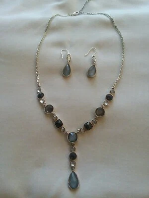  Juego de collar/pendientes Avon Silvertone en vidrio facetado gris/negro/estrás   Foto 1 de 4