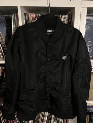 Chaqueta de bombardero Staple Pigeon negra con ropa de calle bordada para pájaros talla grande Foto 1 de 3
