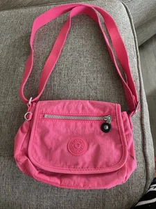 Kipling Sabian Barbie rosa mini borsa a tracolla con patta e chiusura a scatto davanti - Foto 1 di 9