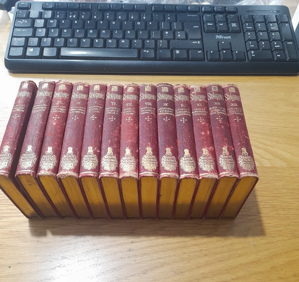 The Handy Volume Shakespeare - Complete Works in 13 x Volumes - Image 1 of 4