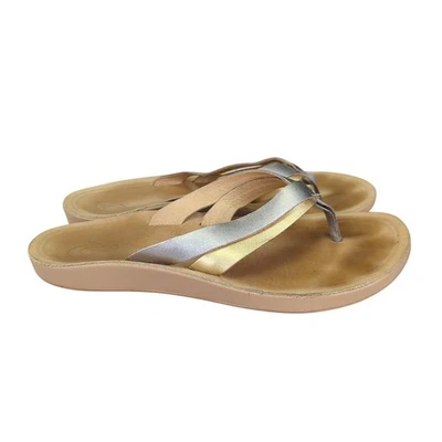 Sandálias femininas OluKai Kaekae fita couro prata dourada chinelos tamanho 8 casual - Imagem 1 de 4