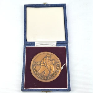 Vintage Medallion Large in Case - FOR A COURAGEOUS ACT - Electricity Supply 8cm - Picture 1 of 4