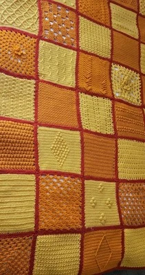 钩针阿富汗带独立独特奶奶方形图案签名 60x84 完好 — 第 1/4 张图片