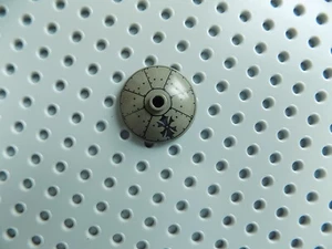 Lego Plato Gris Oscuro 3 x 3 Invertido (Radar) con Patrón de Sombrero Oriental de China - Imagen 1 de 2