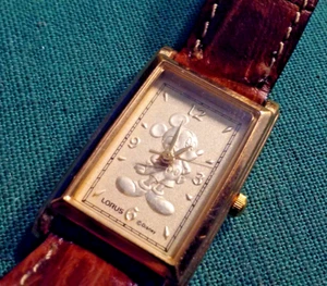 Montre rectangulaire Lorus Disney Tank Mickey Mouse neuve pile bracelet cuir fonctionne - Photo 1/5