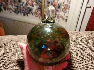 Vidrio soplado a mano de 6" adorno de Navidad contemplar arte de bola con remolinos verdes y marrones - Imagen 1 de 11