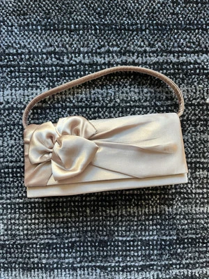 "Bolso clutch de noche satinado nude lazo grande satinado 8,5""" Foto 1 de 4