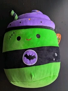 Peluche Squishmallows Bartok el café con leche verde y púrpura con puntadas y logotipo de murciélago - Imagen 1 de 4