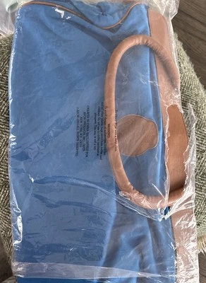 BOLSO DE MANO AVON AZUL LONA CON CREMALLERA CON CUERO MARRÓN*20" LARGO Y 14" ALTO NUEVO Foto 1 de 2