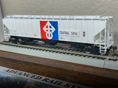 CENTRAL SOYA 4750 cu ft 18  RIB SIDED COVERED 3-BAY HOPPER CAR- HO Scale NEW - Image 1 of 4