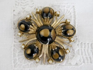 Broche prendedor vintage Cathé tono dorado estrella negro dorado arte vidrio cabujón perlas de imitación 2" - Imagen 1 de 5