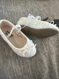 NWT JUMPING BEAN Ivory Satin Flat BOW LACE SEQUINS Shoes 7 wedding - Picture 1 of 3