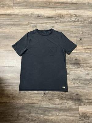 Camiseta deportiva de viaje Vuori Linear Tech para hombre mediana azul a rayas Foto 1 de 4