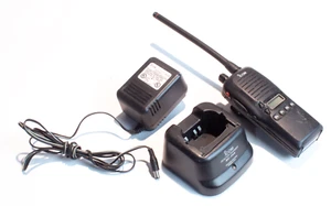 ICOM Hand Held Radio Walkie Talkie With BC-144 Charger - Zdjęcie 1 z 3