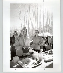 SKIERS Snack at Picnic Spread SKI RESORT Snowmass COLORADO 1970s Press Photo - Picture 1 of 2