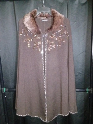 Poncho Modelia Mezcla Lana Diseñador Luxor Maduro Adornado Botón En Cuello Foto 1 de 4