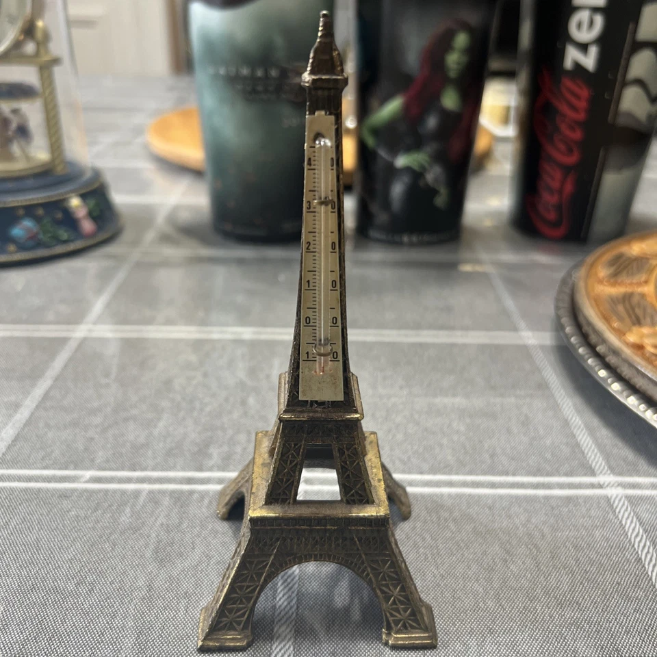 réplica en miniatura de la Torre Eiffel que también funciona como termómetro.  Foto 1 de 1