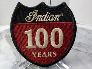 Parche escudo negro y rojo vintage años 70 Indian Motorcycles 100 años 3" Ex - Imagen 1 de 2