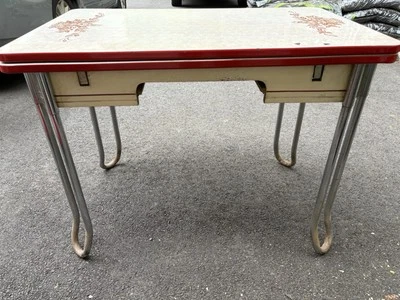 Винтажный красно-белый фарфоровый столик 1940-х с 2 листьями / выдвижными ящиками - Изображение 1 из 4