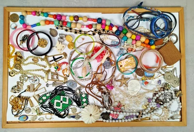 Lot BIJOUX Fantaisie COLLIERS Pendentifs Bracelets Religieux Broche Medaille N31 - Immagine 1 di 4