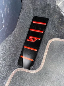 Mk2 Puma ST Dead Pedal Fußrastenplatte - hochglänzend schwarz/rot Acryl - Bild 1 von 3