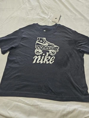 Niñas Talla Grande Manga Corta Nike Camisa Negra Con Patín en Blanco Foto 1 de 3