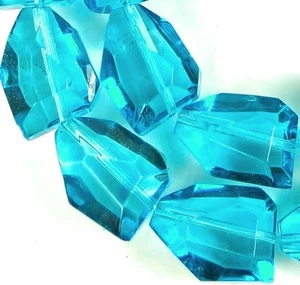 Cuentas pepitas de cristal azul Capri facetadas de 19x14 mm (12 piezas) - Imagen 1 de 3