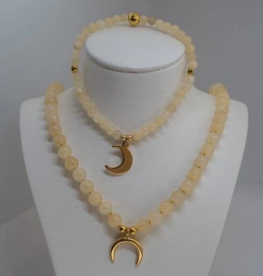 Choker di giada color miele con charm luna capovolta dorata e bracciale abbinato - Immagine 1 di 4