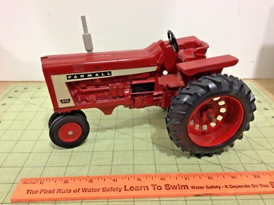 Vintage 1/16 Farmall 806 narrow front tractor with square fenders repainted READ - Image 1 of 4