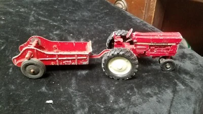 Tractor cosechadora internacional rojo vintage de 4,5" con accesorio esparcidor Foto 1 de 4