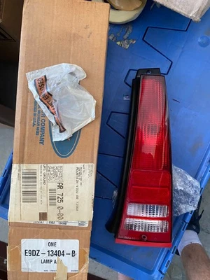 (1) NOS 1992 1993 1994 1995 Mercury Sable Wagon RH Passenger Side Taillight - Image 1 of 4