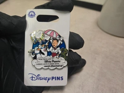 Prendedor Mary Poppins de los parques de Disney con paraguas y pingüinos, tortugas y mariposas OE Foto 1 de 3
