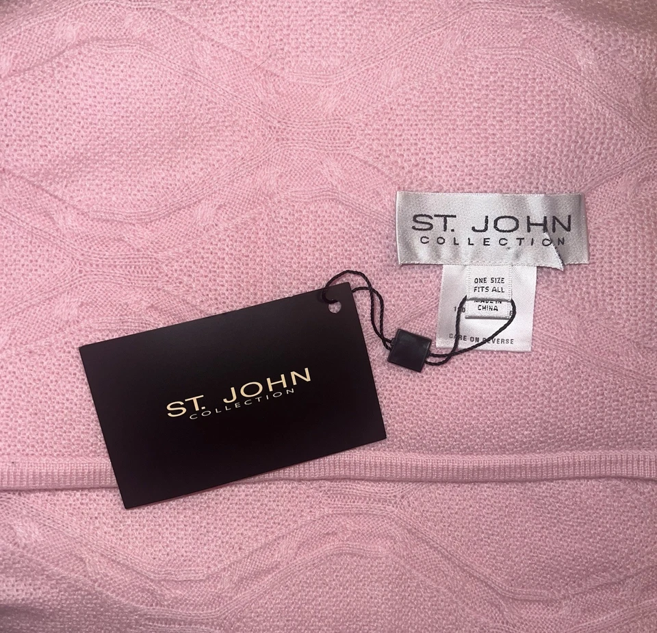 Manta bebé cachemir 30"X39" rosa suave tejida con cable colección St. John precio de venta sugerido por el fabricante $460 Foto 1 de 4