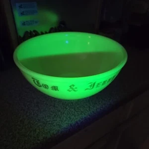 Vintage McKee Glow Green Glass Tom & Jerry Large 11.5" Punch Mixing Bowl - Picture 1 of 6