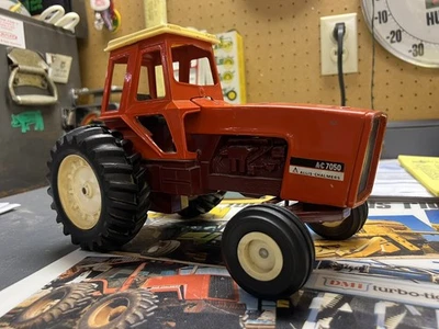 1/16 Allis Chalmers 7050 Tractor Ertl Maroon Belly - Image 1 of 4