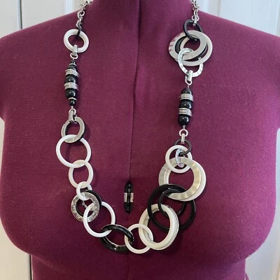 Moderno Collar Distintivo de Cuentas de Eslabones Negro Blanco Acrílico Redondo Tono Plata Foto 1 de 4