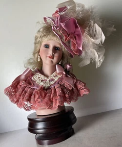 Emerald Doll Collection Porcelain Doll Bust & Head Music Stand Sybil Handcrafter - Imagen 1 de 7