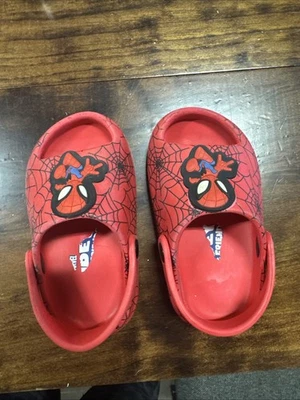 Zuecos usados Crocs Marvel Spider-Man Venom para niños azul rojo talla 5/6 Foto 1 de 4